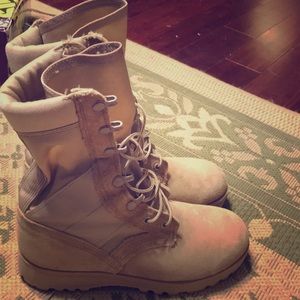 Combat boots (desert tan)